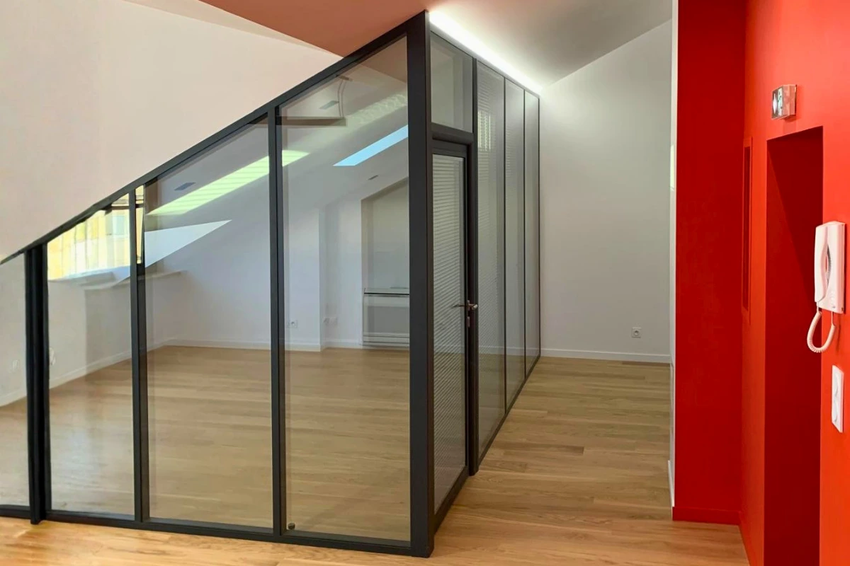 Cloison vitrée pour un espace de travail