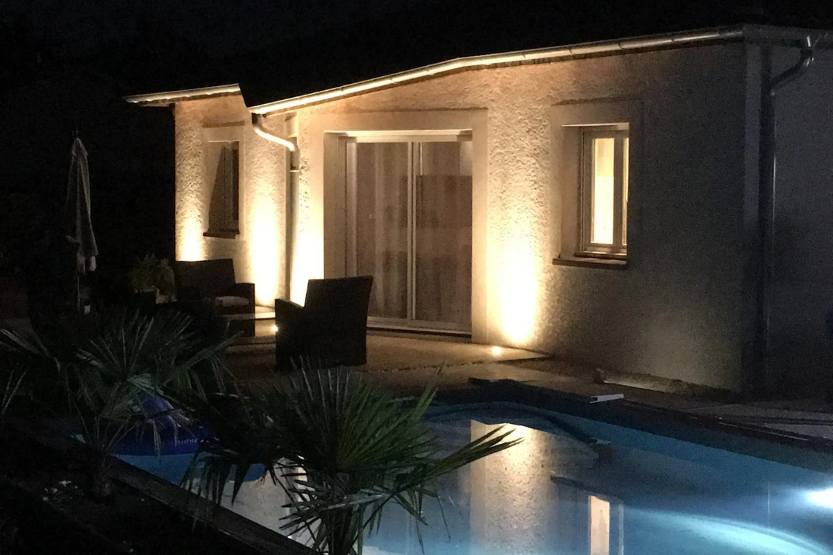 Éclairage extérieur d'une façade de maison