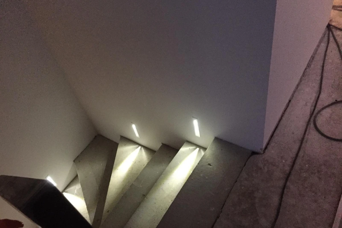 Éclairage design pour marche d'escalier