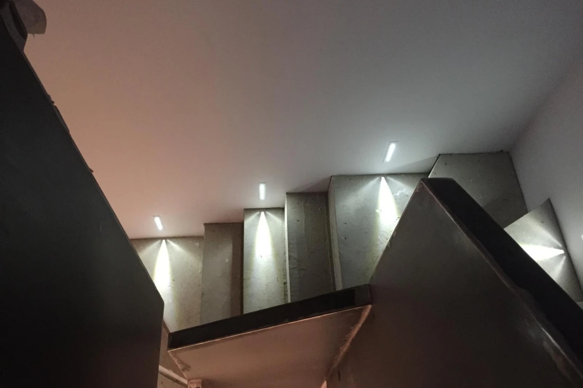 Éclairage encastré pour marche d'escalier