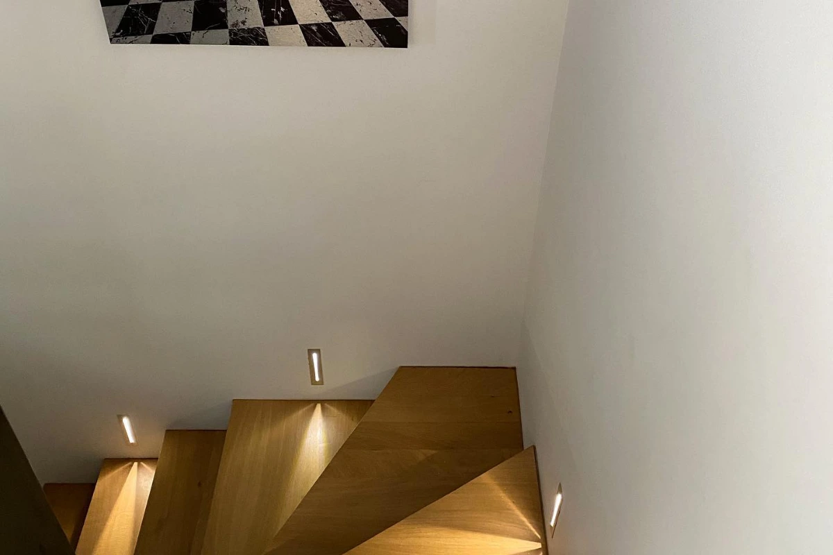 Éclairage design encastré pour escalier en bois