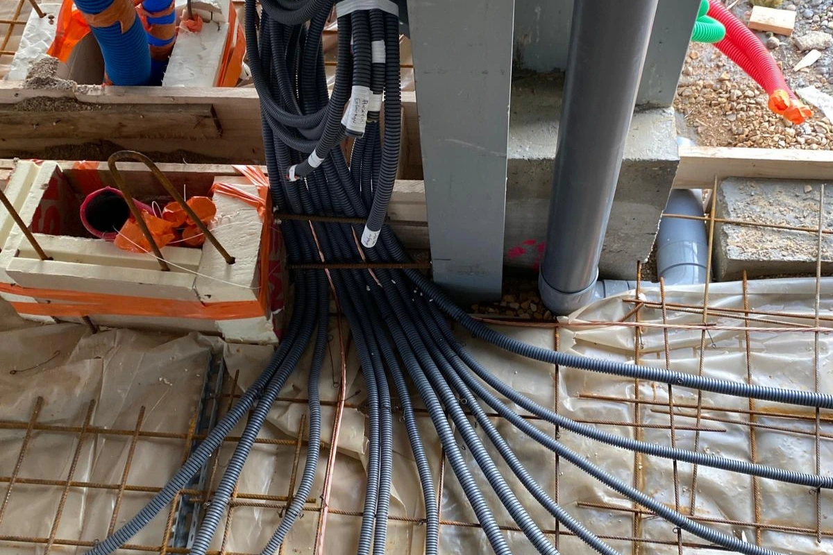 Réseau de gaines électriques pour chauffage au sol d'une maison neuve