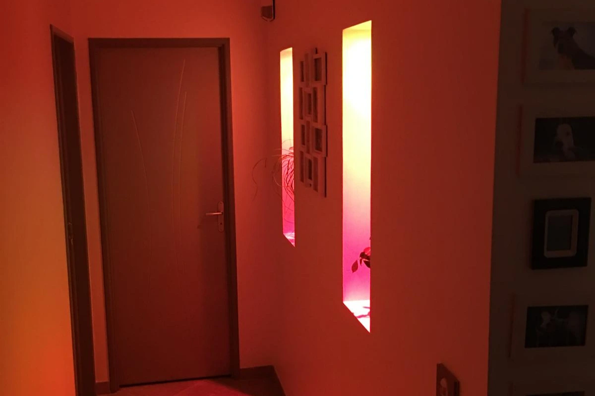 Éclairage LED décoratif intégré dans une cloison intérieure