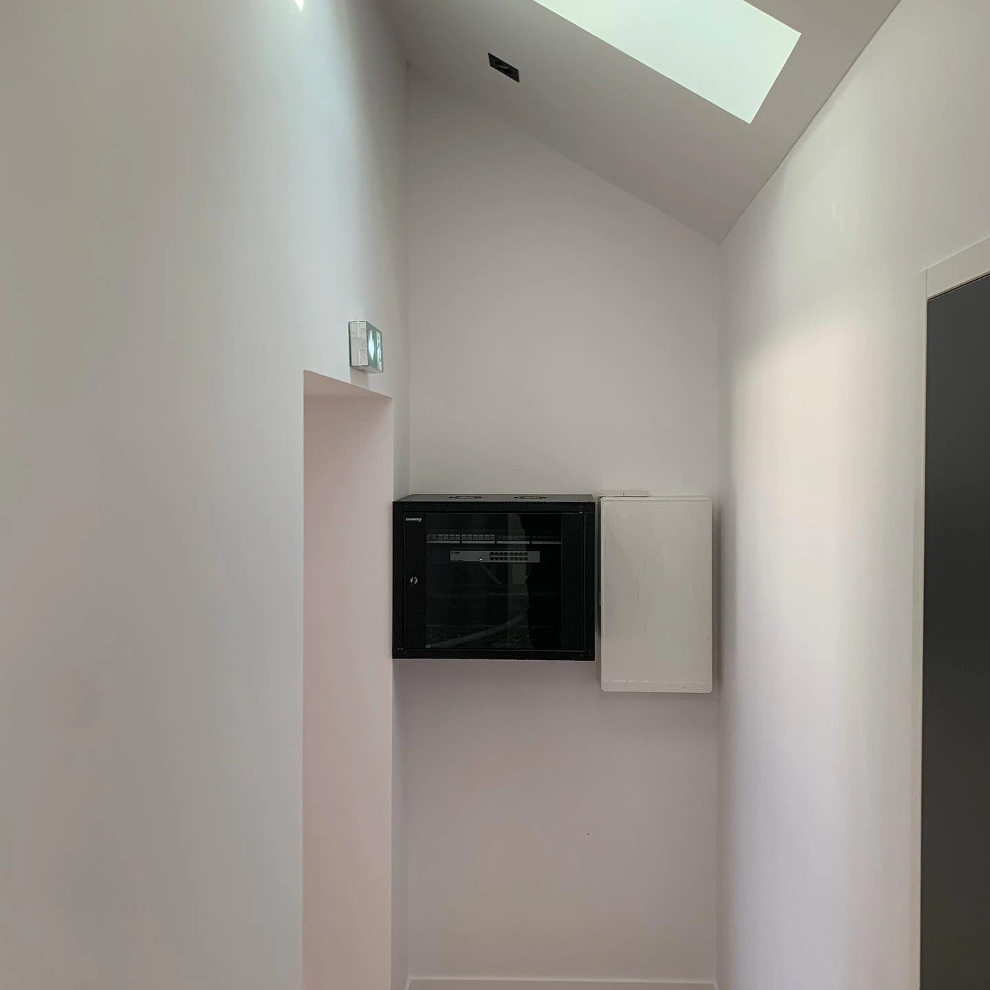 Installation discrète d'une baie de brassage informatique